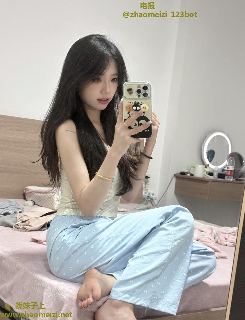 168大长腿黑丝美女