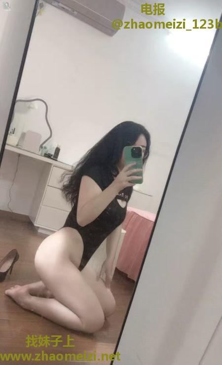 浦东连体衣眼镜女