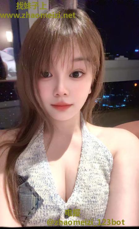 拥有E罩杯的苗条女