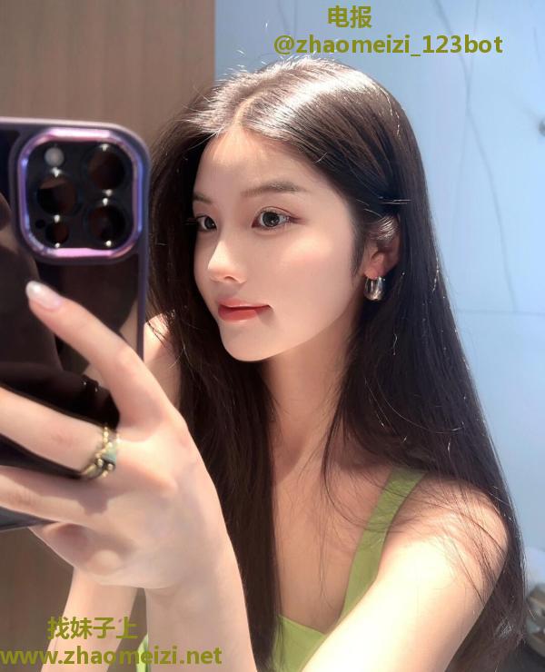 甜美可爱大胸妹子