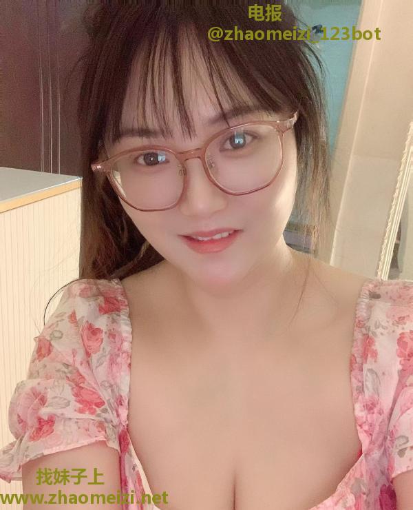 服务型大奶眼睛妹