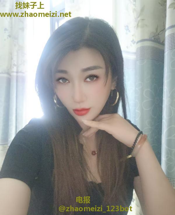 淫荡骚妇玩花活