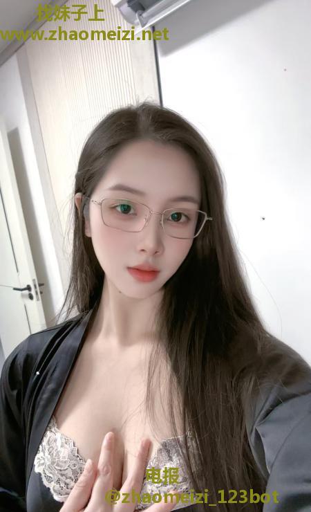 眼镜反差御姐明媚儿