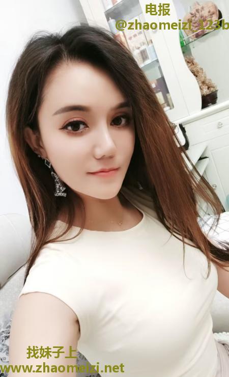 前凸后翘混血妹妹