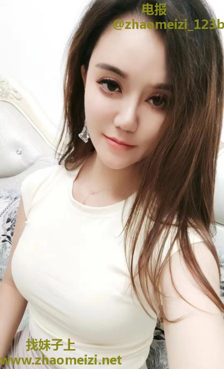 前凸后翘混血妹妹