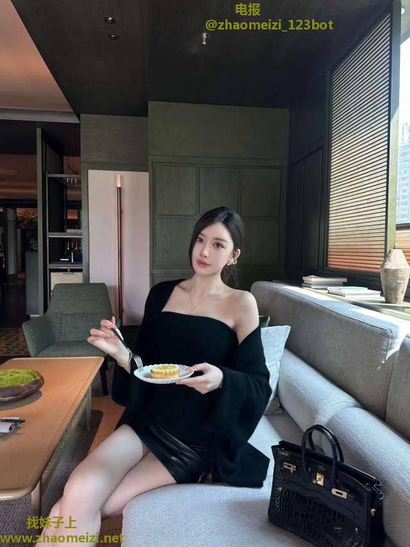 气质御姐腿很白胸很大