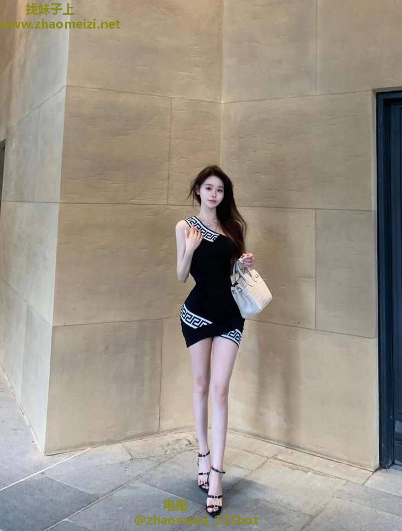 高挑甜妹全身雪白胸正好