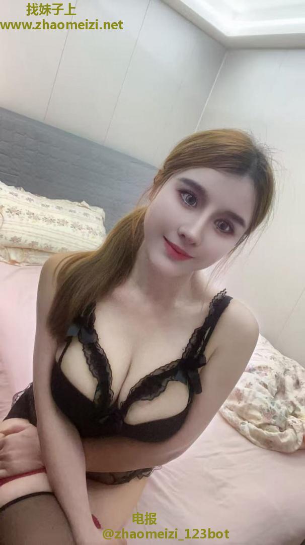 乌市少女粉嫩鲍鱼夹得好爽