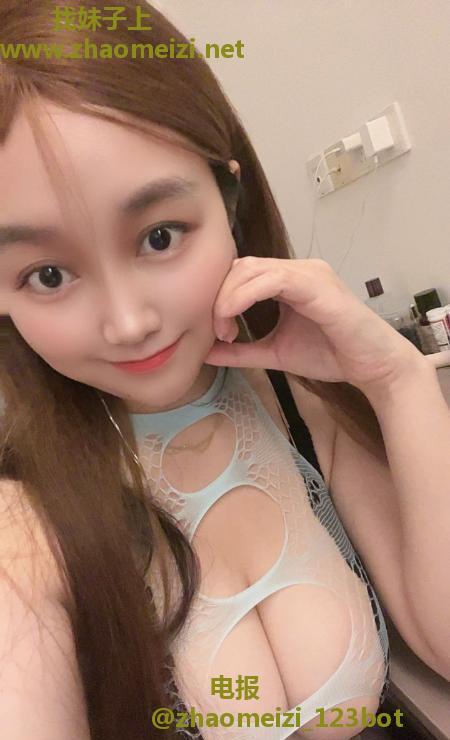 返食西乡白嫩巨乳允儿