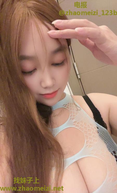 返食西乡白嫩巨乳允儿