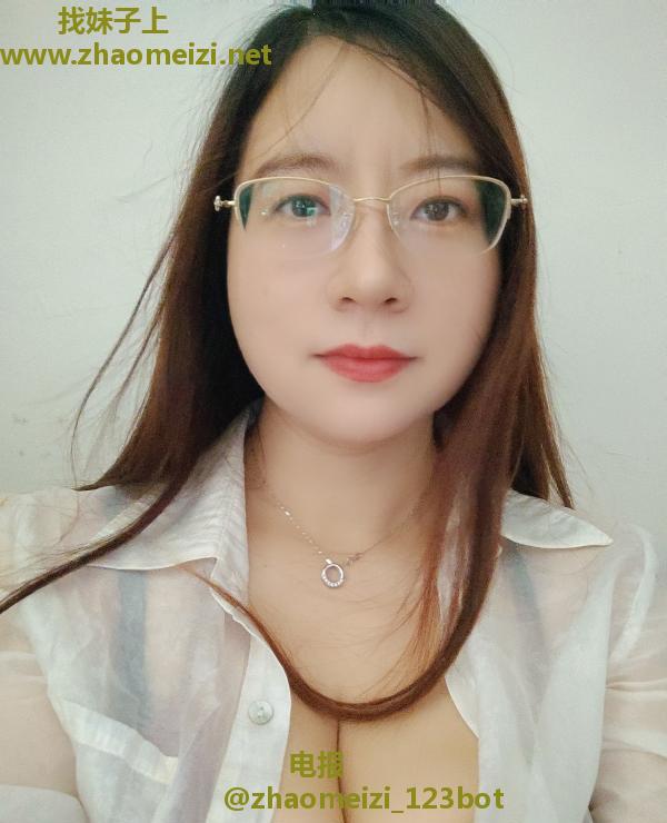 江南西奶牛眼镜妹