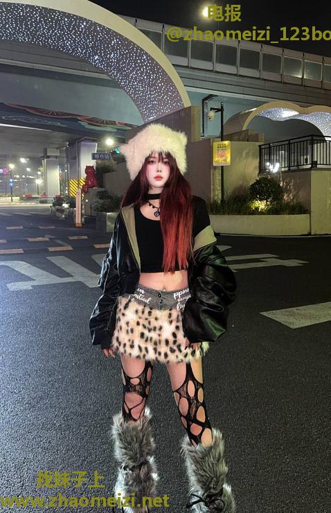 制服诱惑翘臀馨菲老师