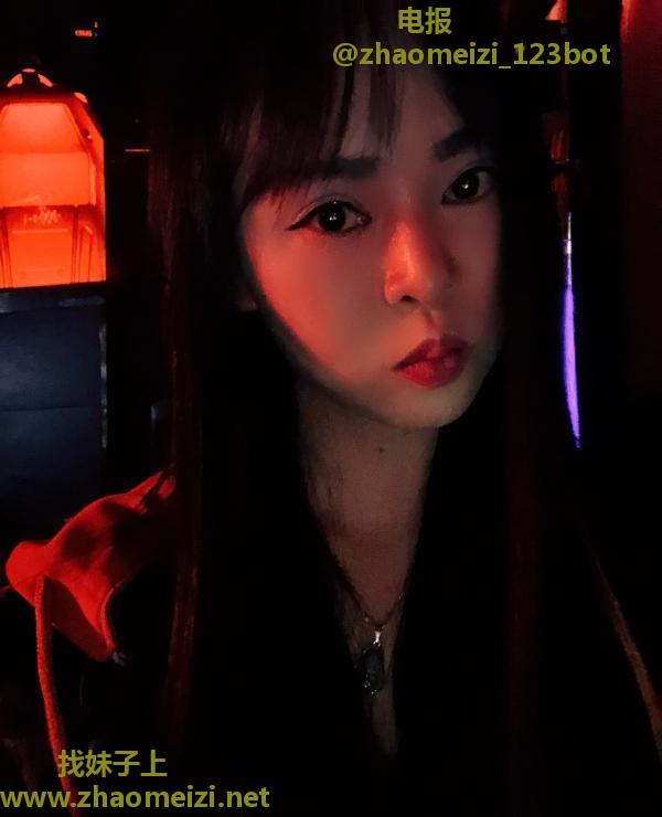 身材娇小大胸妹子