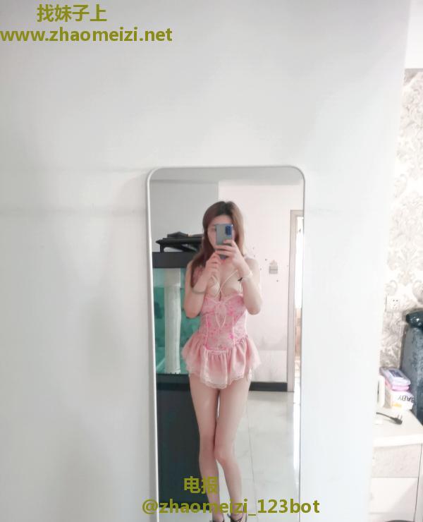 清纯嫩妹大奶长腿鱼儿