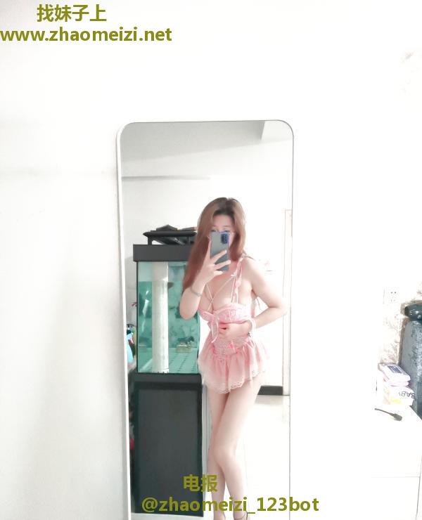 清纯嫩妹大奶长腿鱼儿