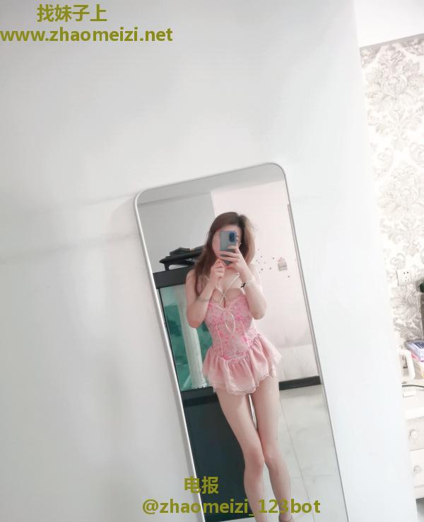 清纯嫩妹大奶长腿鱼儿