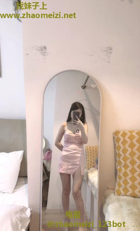 清纯苗条女友感妹子