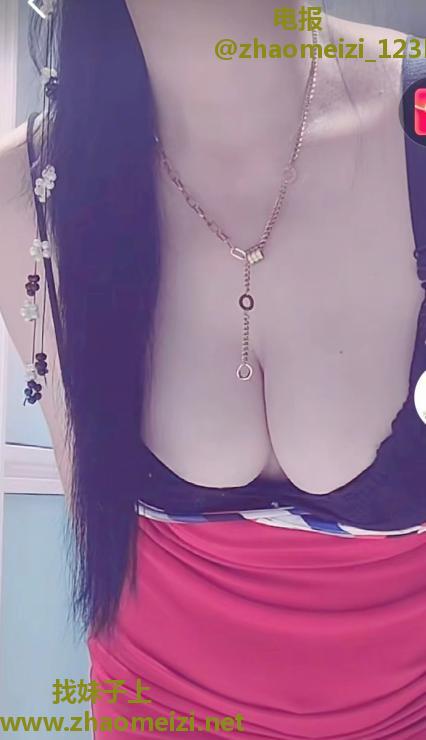 大胸肥臀的小姐姐