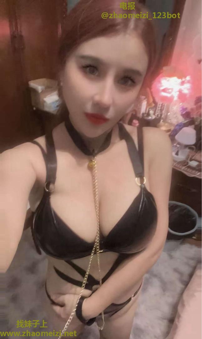 前凸后翘混血少妇