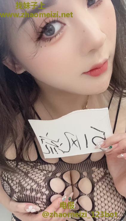 舌吻翘臂大波浪妹