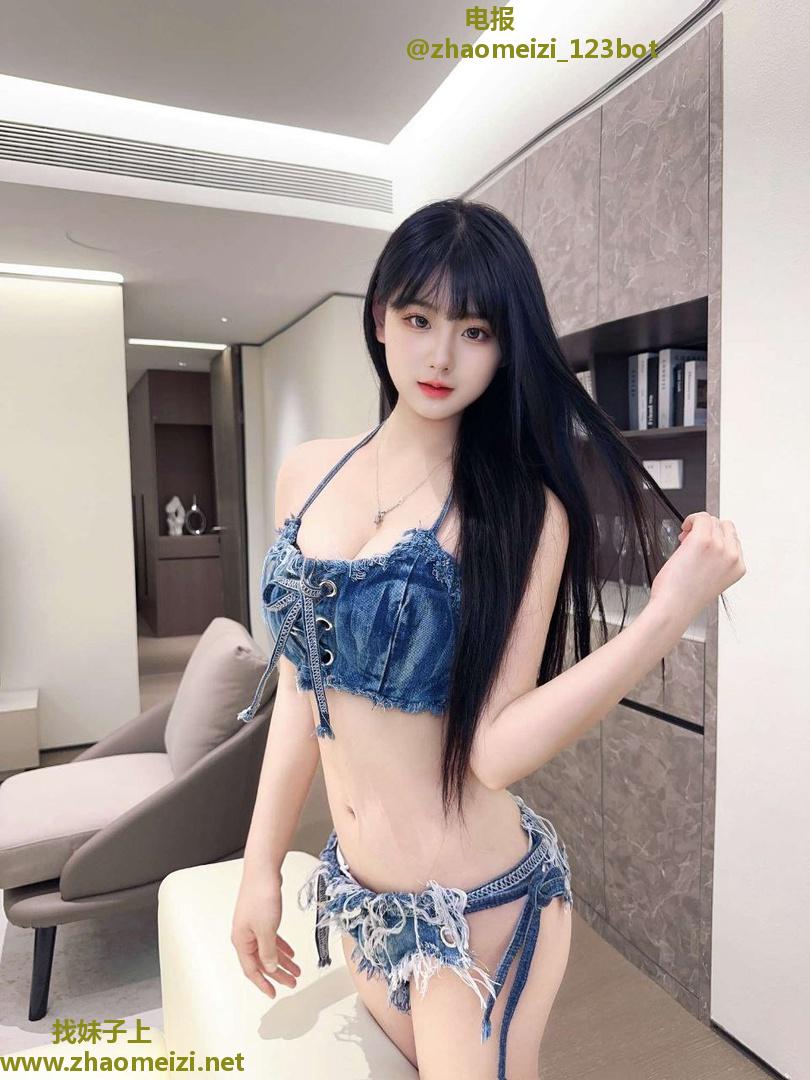 三点粉身材好骚妹