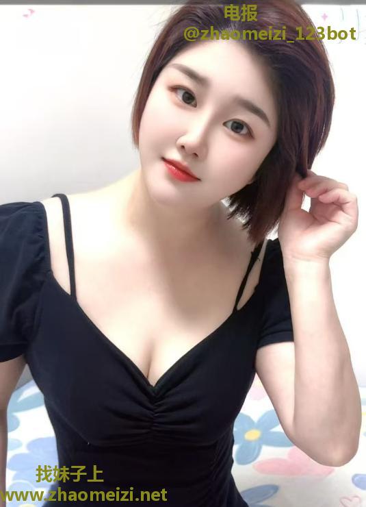 东门短发性感少妇