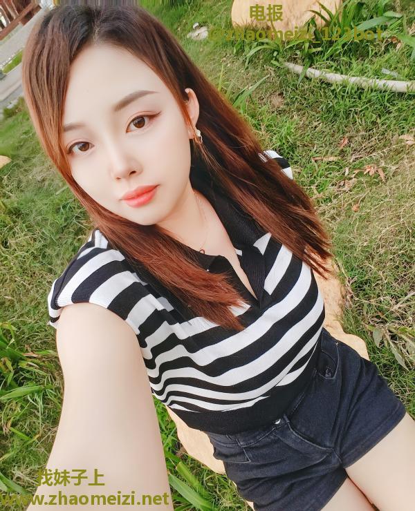 大胸气质小美女