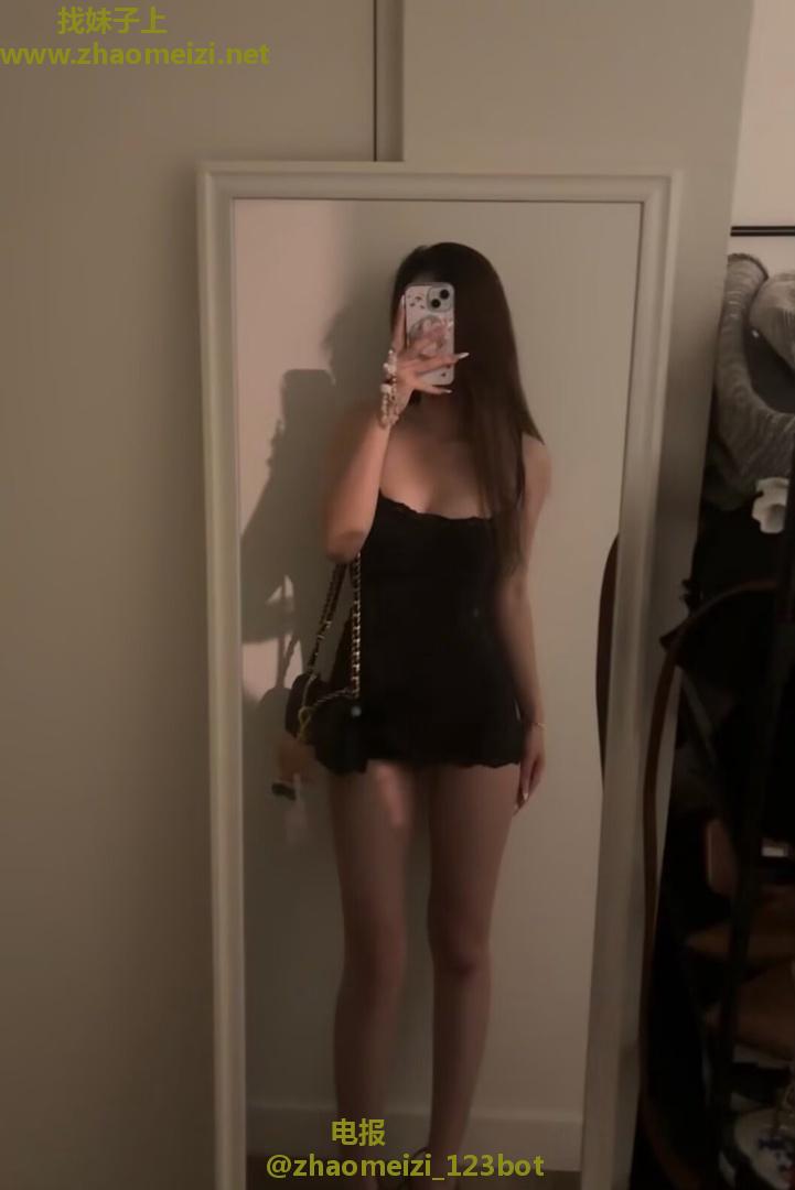 刚下水女孩乖巧听话