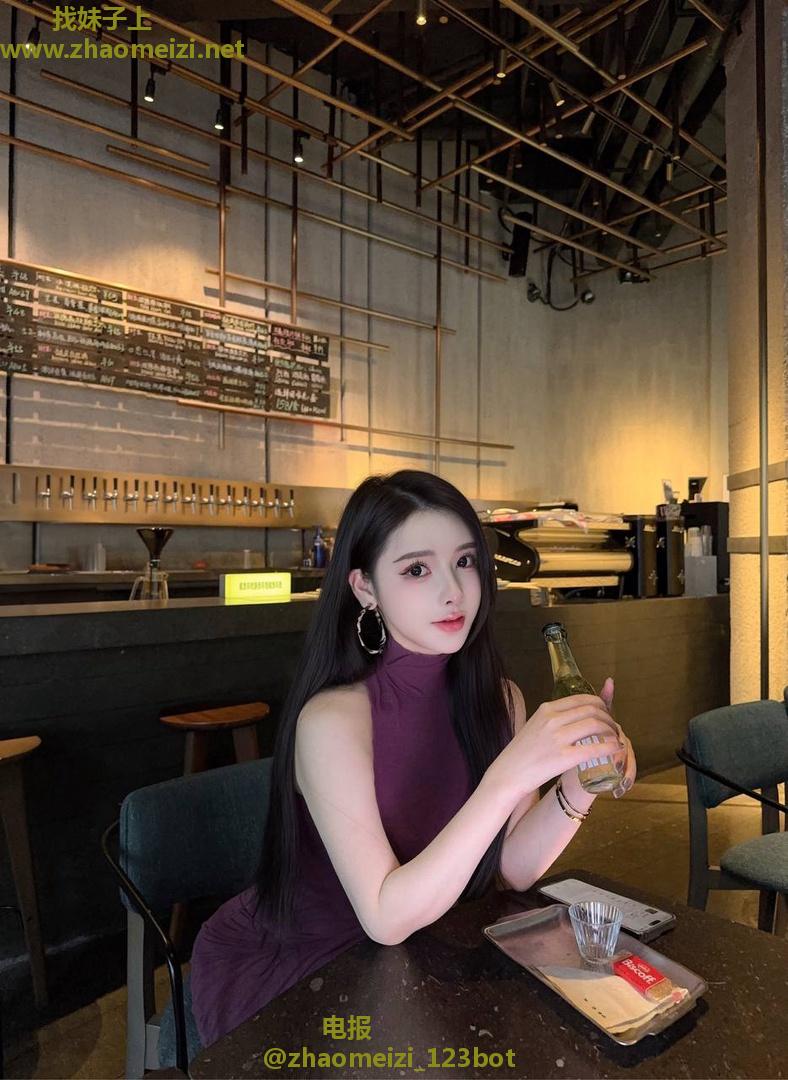 超诱人紫色包臀裙