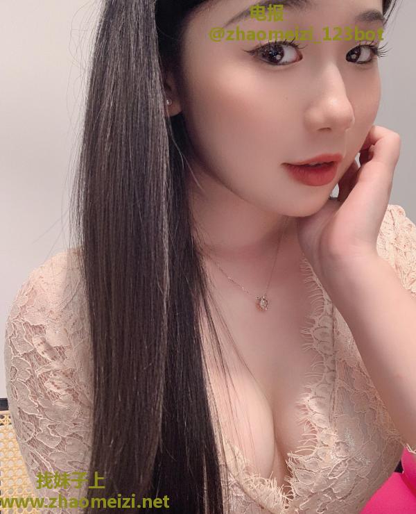 大胸蕾丝少妇