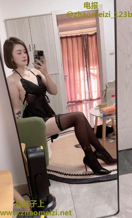 园区黑丝翘臀骚货