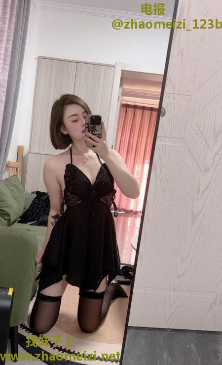 园区黑丝翘臀骚货