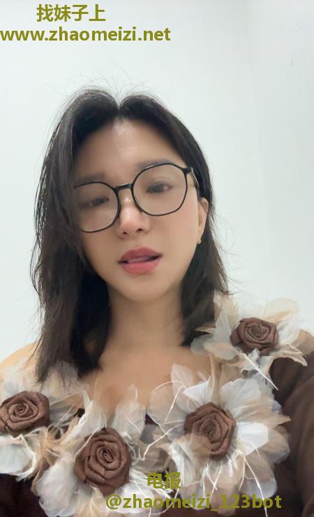 戴眼镜的风骚少妇