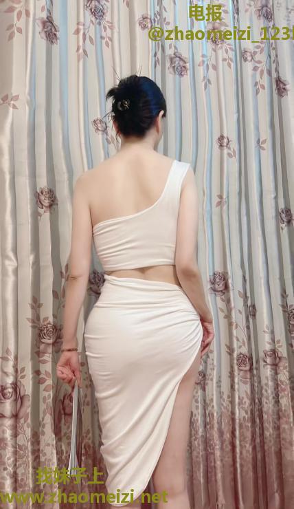 长腿丝袜美少妇