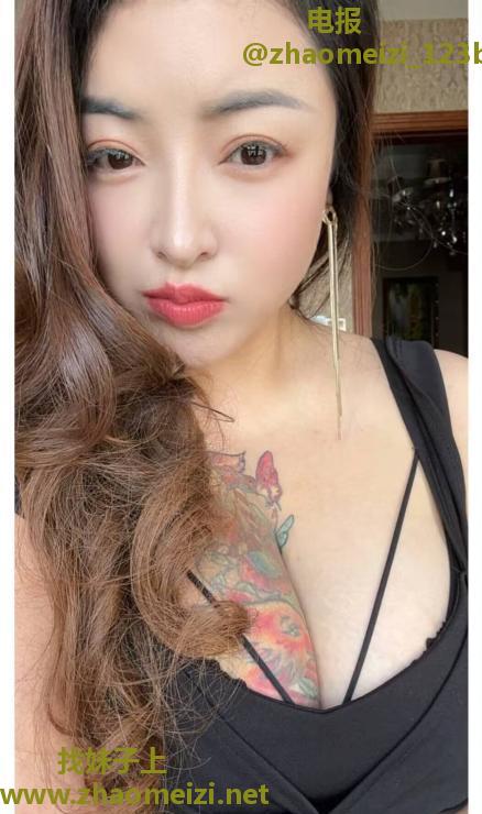 纹身大奶美少妇