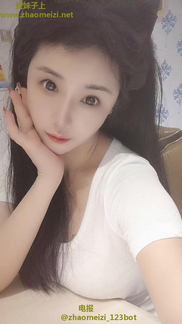 苗条大波妹可舌吻69