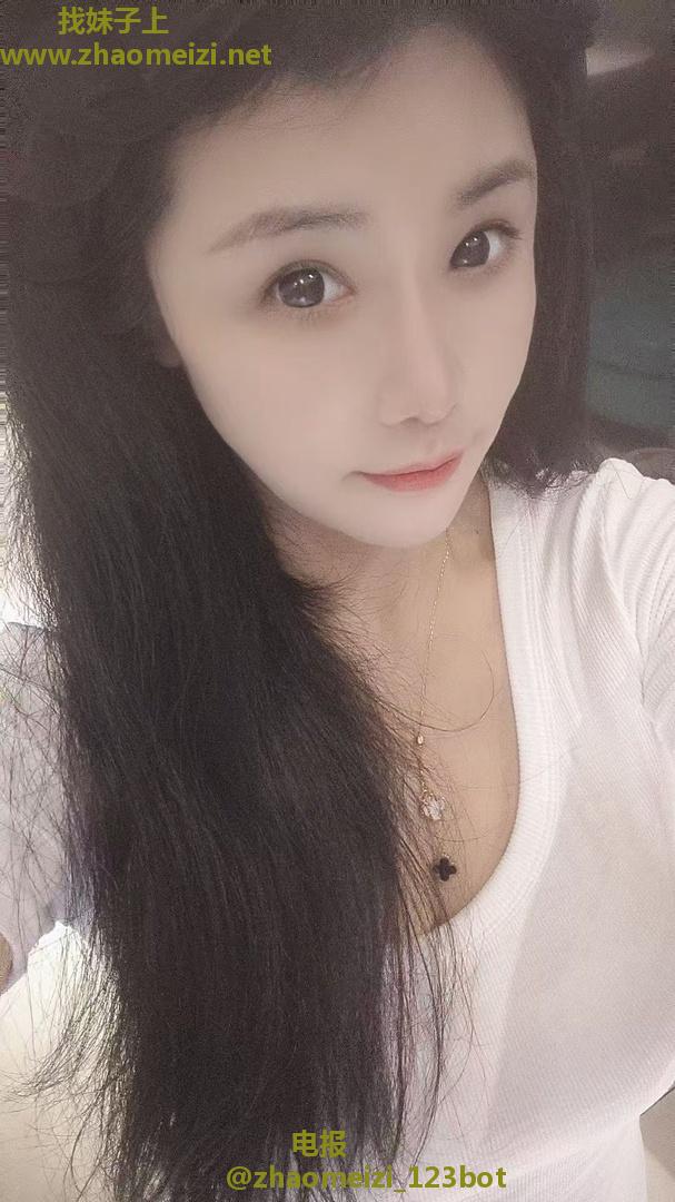 苗条大波妹可舌吻69