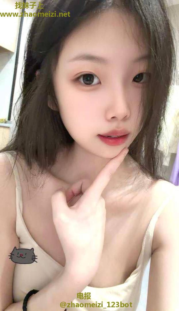 粉嫩学生妹前凸后翘