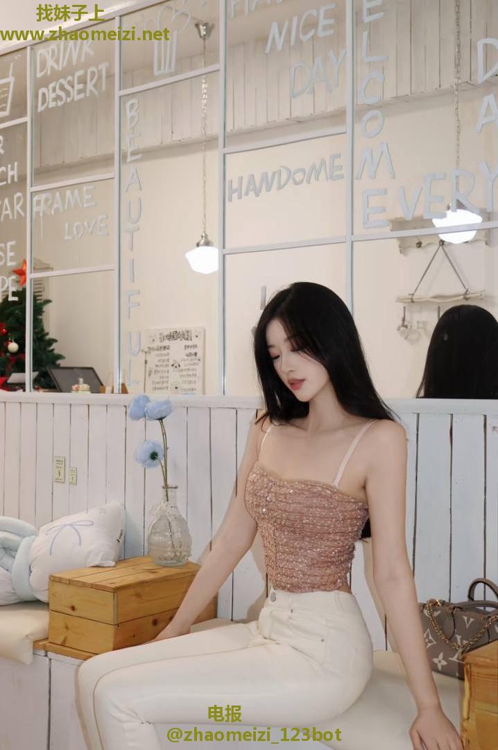 粉粉嫩嫩的学妹