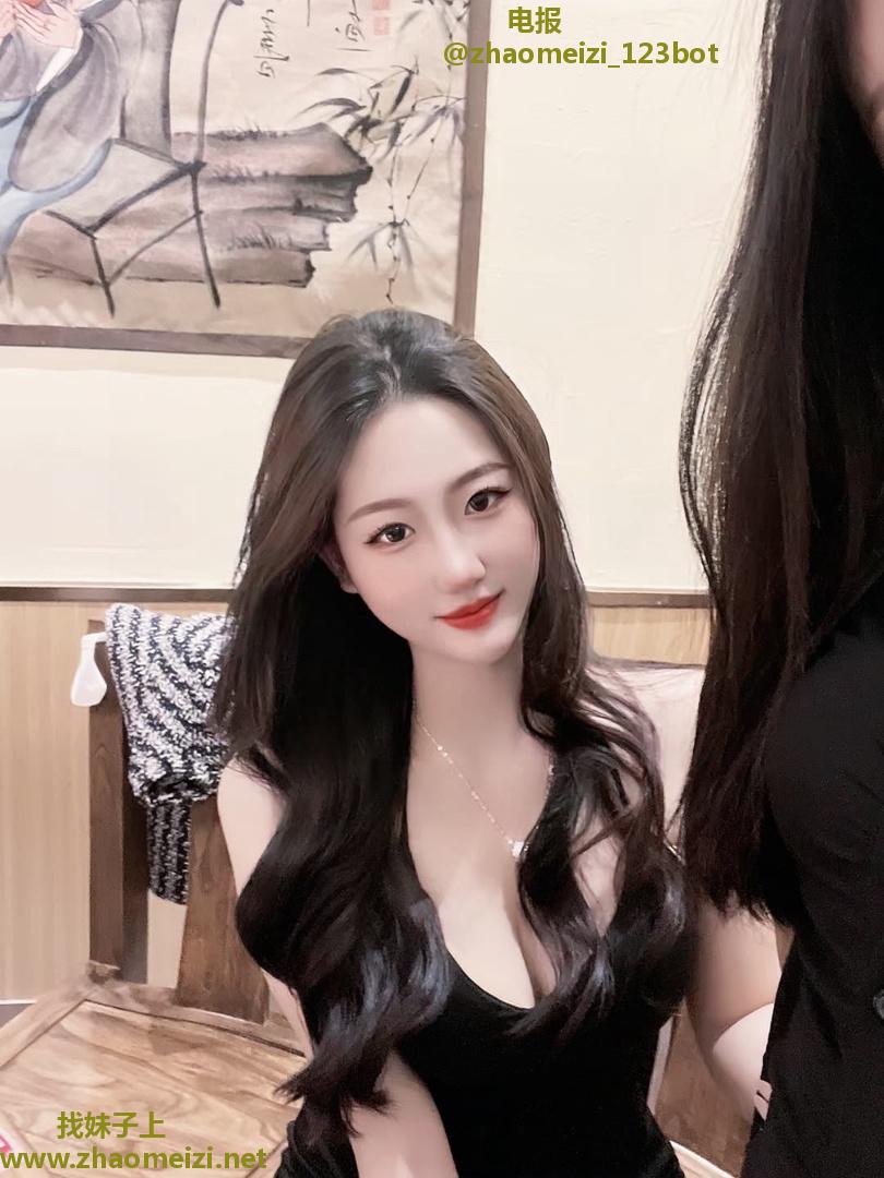 丰满姿势多变极品身材小妹