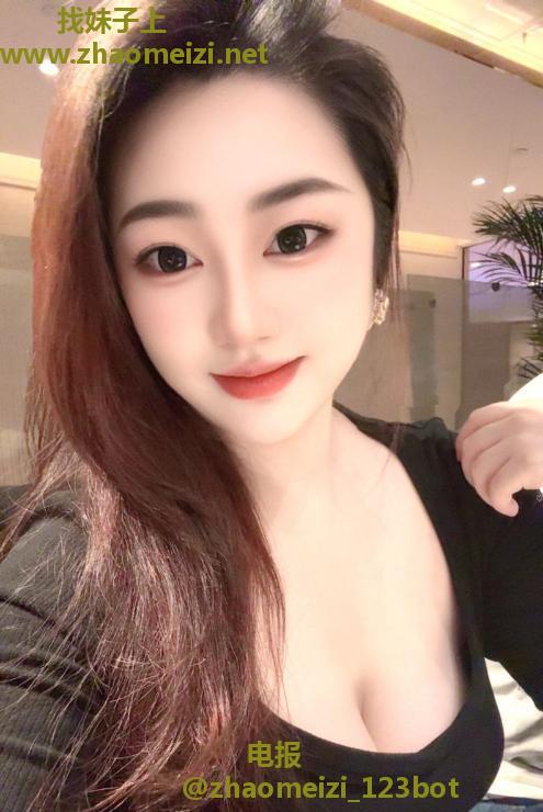 思明美胸蜜桃臀雨衫