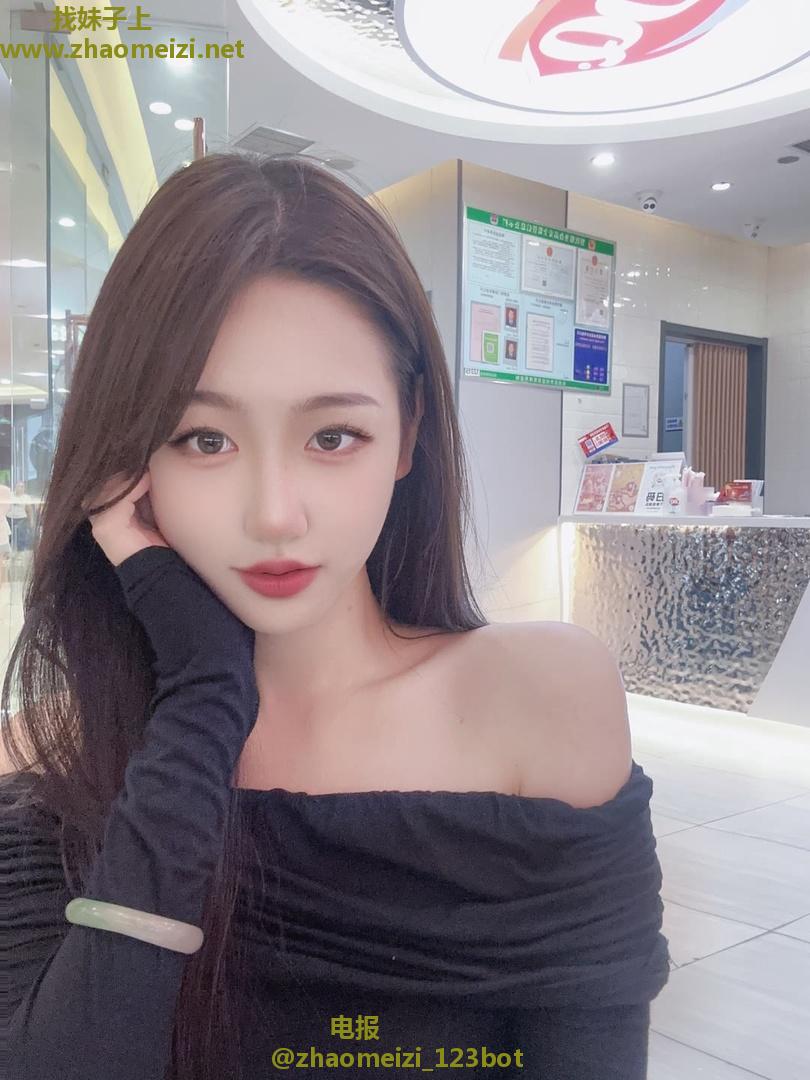 魔鬼身材丰满性感小妹