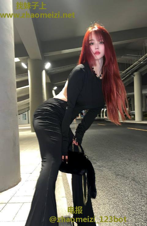 高挑丰臀风骚馨菲