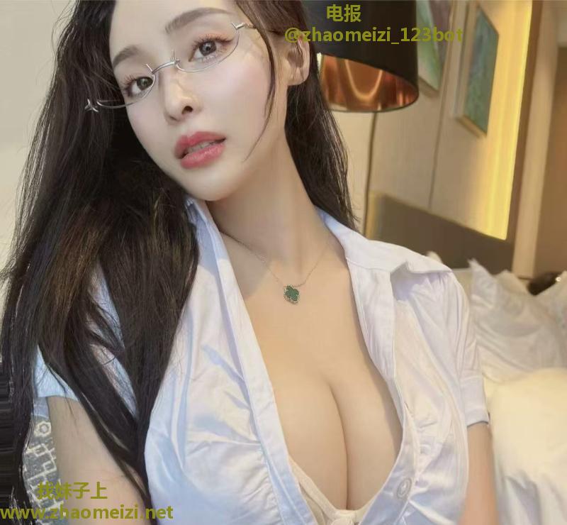 高挑风骚巨乳小米粒