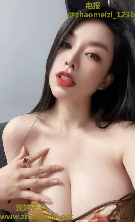 大胸肥臀模特卡丽