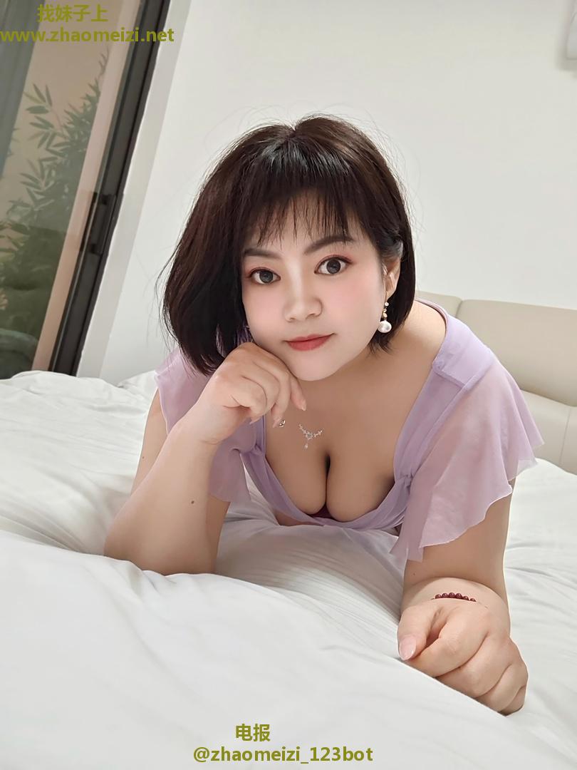 浦东前凸后翘居家少妇