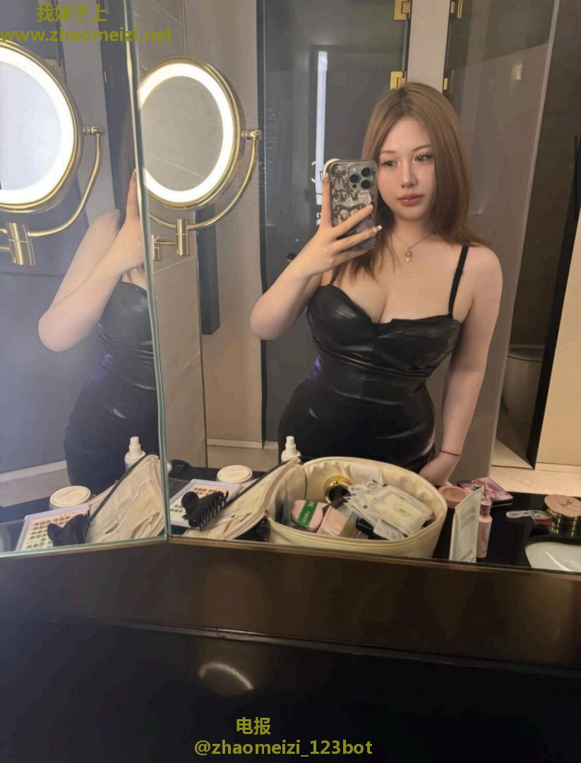 丰满白虎兼职零零后小妹