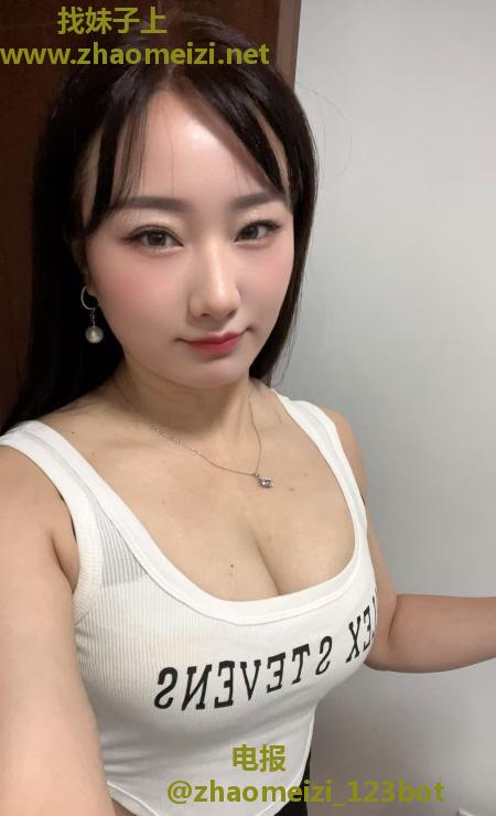 制服大胸小姐姐