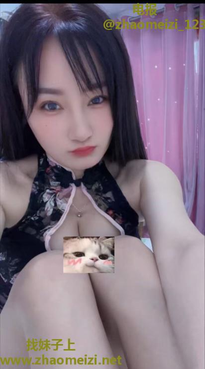 制服大胸小姐姐