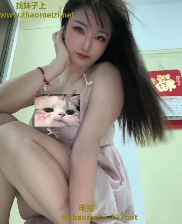 制服大胸小姐姐